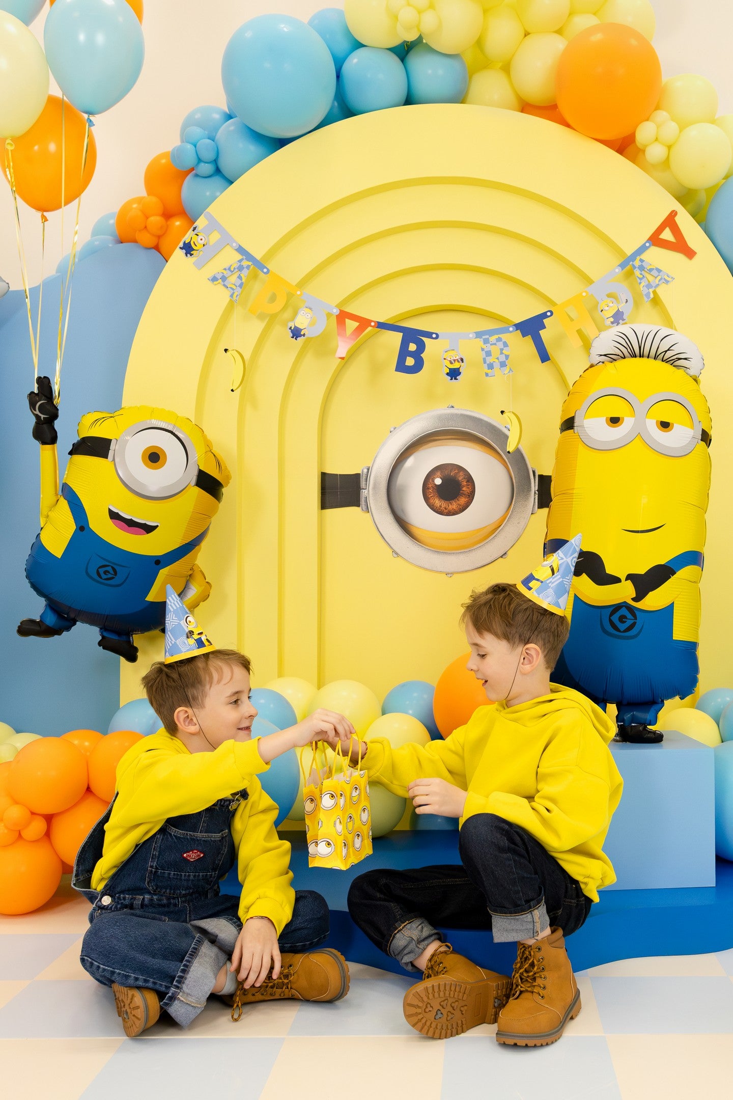 Geschenktüten aus Papier Minions, 12x15.5x6 cm, Gelb